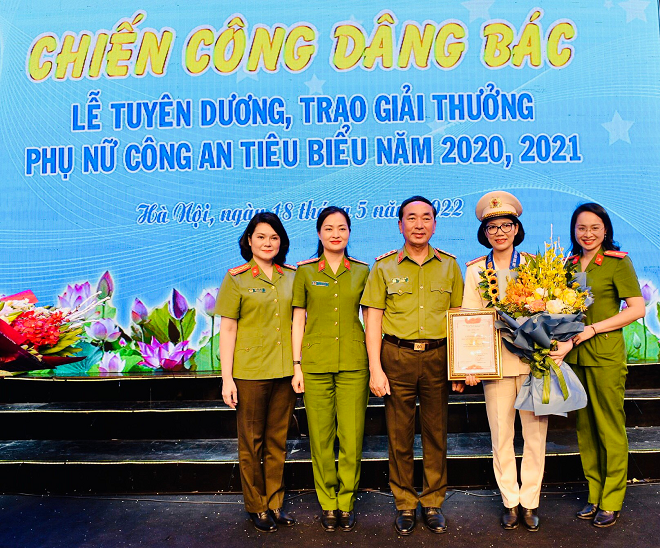 Đồng chí Thượng tá, TS Đặng Thị Ngọc Hà, Trưởng phòng Quản lý đào tạo vinh dự đón nhận danh hiệu "Phụ nữ Công an tiêu biểu năm 2020"